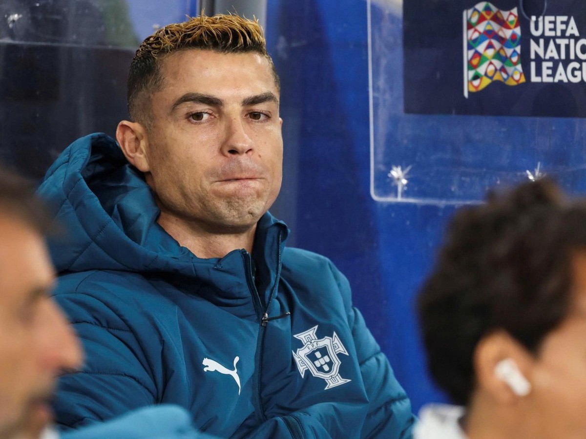 Lần đầu Ronaldo 'ngồi chơi' cả trận ở tuyển Bồ Đào Nha sau ...