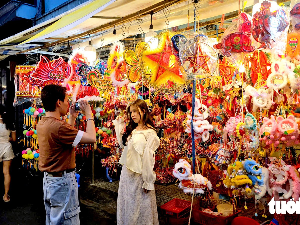 Ho Chi Minh City lantern streets bustle as vendors struggle to attract buyers