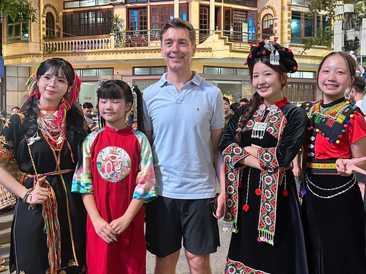 Vietnamese youths invite ‘random foreigner’ to film a Mid-Autumn video, then discover he’s EU ambassador