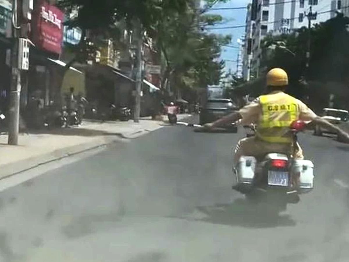 Vietnam traffic police escort critically ill foreign tourist to  hospital in Nha Trang