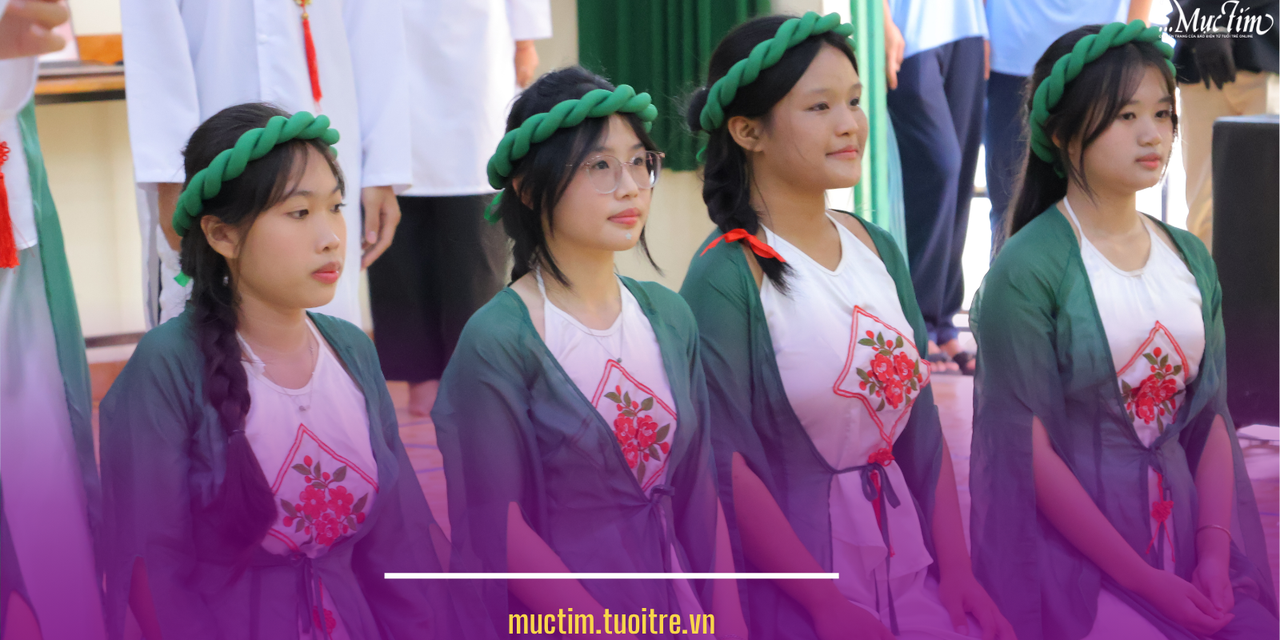 Học trò Trường THPT Nguyễn Huệ khoe tài chơi nhạc cụ, rap, múa võ mừng 20-11