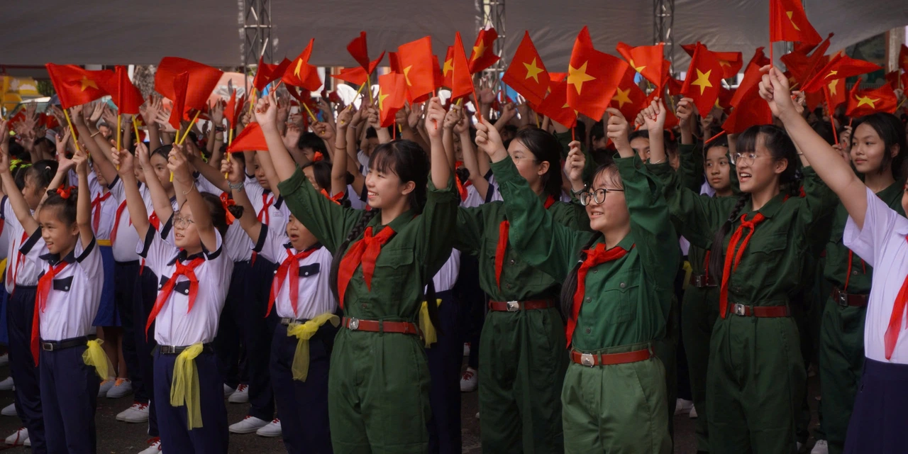 1.000 đội viên đồng diễn chào mừng kỷ niệm 50 năm Ngày hội toàn thắng