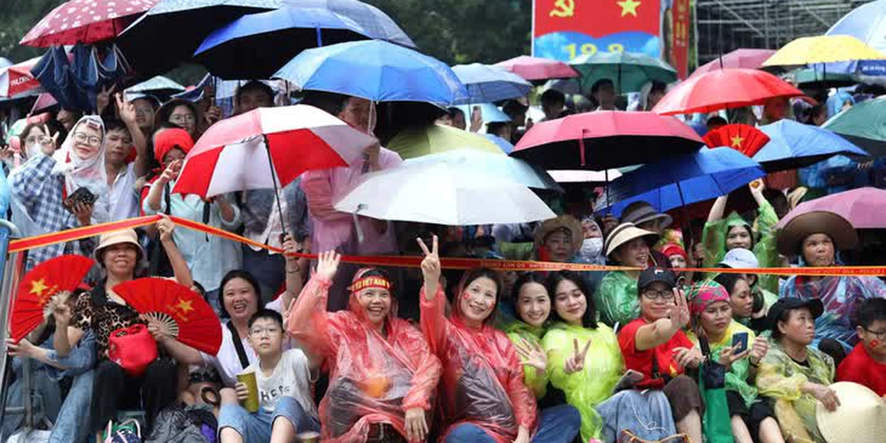 Trực tiếp: Hàng chục ngàn người đổ ra đường chờ xem buổi tổng hợp luyện diễu binh, diễu hành