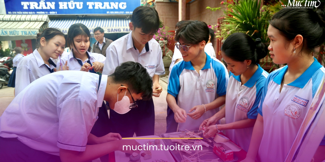 Học sinh Trường THPT Trần Hữu Trang gỡ rối tư duy, sáng tạo cùng canva trong giờ chơi