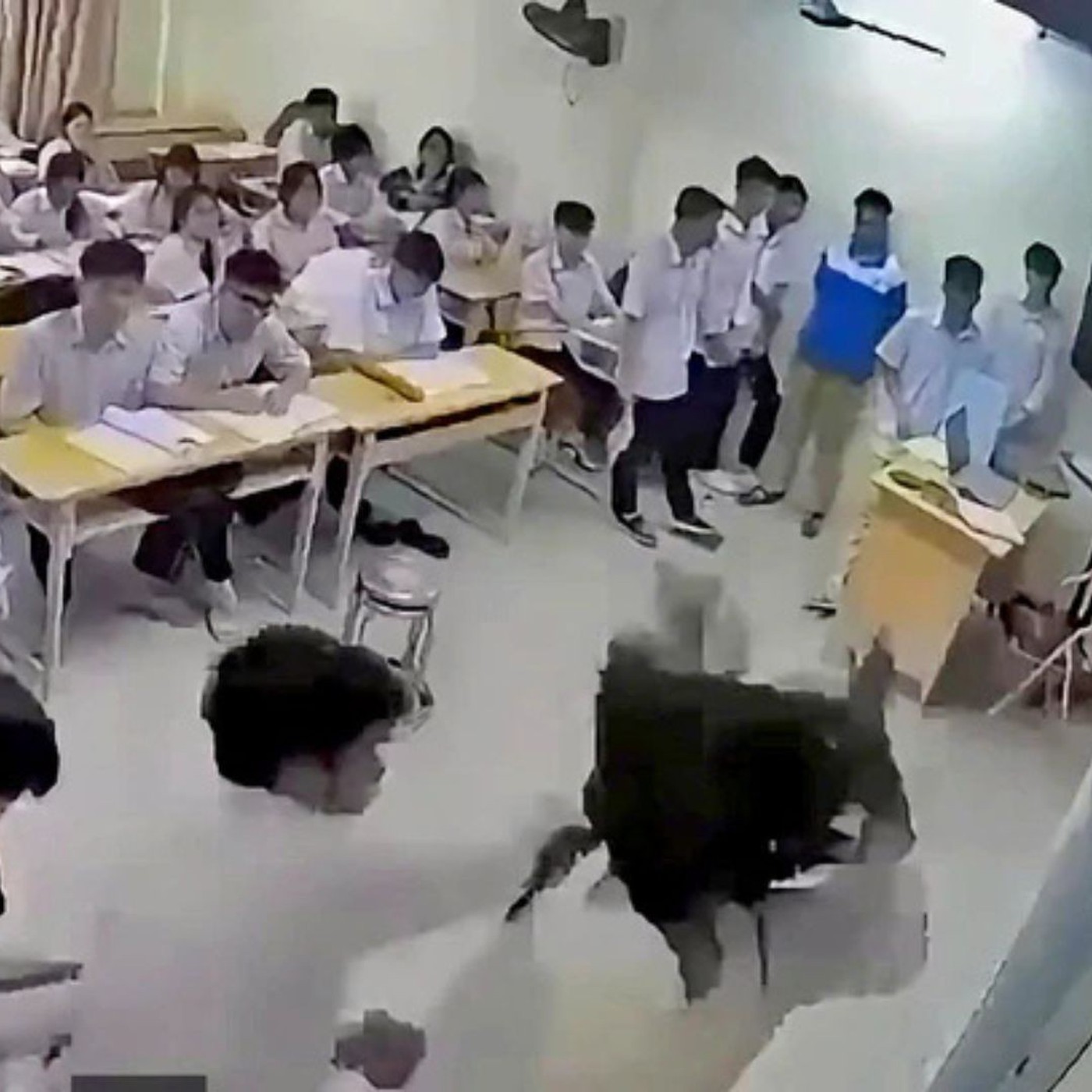 Khởi tố, tạm giam nam sinh lớp 12 đấm cô giáo gãy xương mũi ở Hà Nội