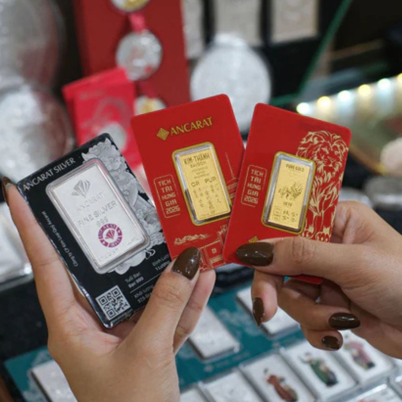 Các tiệm vàng lớn đồng loạt thông báo: Giao dịch từ 5 triệu đồng/ngày không được dùng tiền mặt