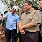 Thủ tướng Phạm Minh Chính thăm vùng lũ Phú Yên, động viên người dân ổn định đời sống