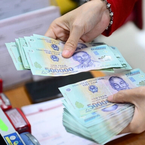 Các ngân hàng thu được bao nhiêu tiền từ phí dịch vụ?