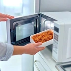 Bức xạ từ lò vi sóng và bom hạt nhân khác nhau ra sao? Những lưu ý khi dùng lò vi sóng