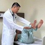 Chồng suýt qua 'giờ vàng' cấp cứu đột quỵ vì vợ chích máu đầu ngón tay theo mẹo dân gian