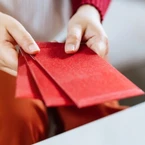 Cha mẹ tự ý lấy tiền lì xì của con có thể bị phạt tới 30 triệu đồng