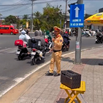 Bất ngờ tiếng 'loa kẹo kéo' chỉ đường cho người dân né kẹt xe