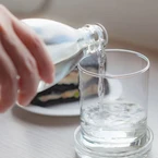 Vì sao ngồi phòng điều hòa lại dễ mất nước hơn làm việc ngoài trời?