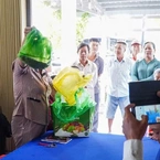 Người dân mang cá chết đến cuộc họp để phản ánh thiệt hại trong quá trình thi công sân bay Cà Mau