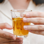 'Niệu liệu pháp' chăm sóc sức khỏe, làm đẹp bằng nước tiểu: Cảnh báo tác hại khôn lường