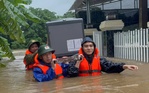 Miền Trung mưa lũ dị thường, 2 người mất tích do lũ cuốn