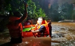 Thái Nguyên ngập sâu vì mưa lớn, dân leo lên mái nhà cầu cứu