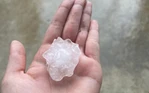 Mưa đá ở Nghệ An, hạt mưa to bằng ngón chân cái