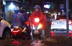 TP.HCM mưa lớn kéo dài, nhiều đường ngập nặng