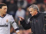 Mourinho đá đểu Mesut Ozil vì phát biểu 'cà khịa' Tottenham