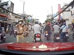 Tài xế tốt bụng cứu người gặp nạn giữa đường