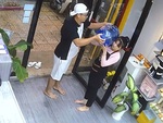 Cô gái đứng hình khi được chàng trai giúp bê thùng nước