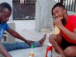 Thanh niên chảy nước miếng khi chơi trò lật chai nước ăn bánh mì