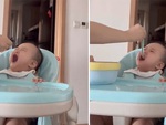 Em bé há miệng to xin ăn khiến mẹ đút không kịp