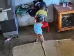Bé gái nhanh trí lấy ghế giúp anh thoát cú ngã đau