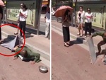 Cô gái vô tình giẫm... tuột quần người ăn xin giả tàn tật và bí mật bị 'bật mí'