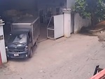 Tài xế lùi xe tải vào ô mất tiền