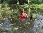 Video hài nhất tuần qua: Chàng trai núp bụi cỏ giả quốc kêu 'ăn cục bùn'