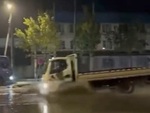 Hàng loạt ô tô nhảy như ngựa vì vấp ổ gà trên đường ngập