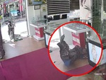 Người phụ nữ ngã chổng vó khi đập đầu vào kính cường lực