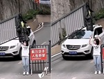 Cô gái ngơ ngác khi bị barie lột mất áo khoác
