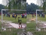 Cầu thủ ôm hận vì vũng nước ngăn cản cú sút penalty