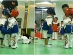 Trọng tài 'hạn hán lời' với màn chào hỏi của hai võ sĩ nhí