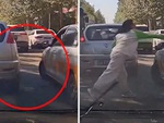 Tài xế xả rác bừa bãi bị nữ sinh ném trả lại vào ô tô