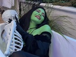 Kylie Jenner sơn người xanh lét, ôm bộ xương mô hình tạo dáng trong bồn tắm