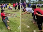 Chàng trai vừa kéo co vừa cà khịa đối thủ