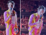 Harry Styles lại bị tấn công bằng 'vật thể lạ' khi đang trình diễn