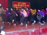 Các cụ bà đeo kính râm, nhảy dance cực cháy