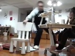 Bố trẻ đang chơi game liền bật chế độ lươn lẹo khi nghe tiếng 'nóc nhà'