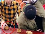 Hai thanh niên biểu diễn uống trà đạo cồng kềnh nhất quả đất