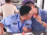 Chàng trai đỏ mặt khi bị bạn cho ăn 'cẩu lương'