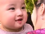 Bé trai cười nắc nẻ khi thấy người đẹp