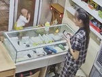 Mẹ ngơ ngác nhìn con trai chắp tay xin ông Địa bịch bánh