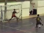 Thủ môn bắt penalty bị thủng lưới vì ăn mừng quá sớm (P2)