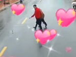 Tài xế dừng xe dắt cụ bà qua đường