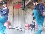 Chàng trai đứng múa võ bị chó cắn